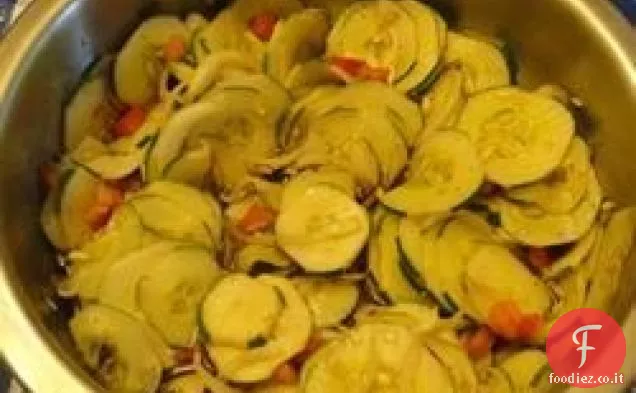 Insalata di cetrioli, pomodori e cipolle galleggianti