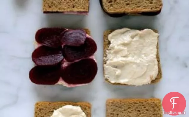 Trota affumicata con panini al tè alla barbabietola