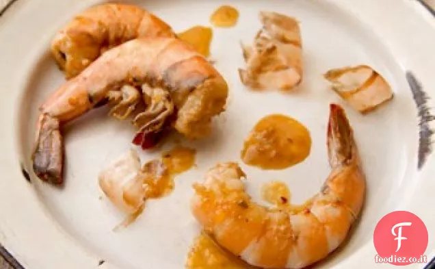 Sbucciare e mangiare gamberetti