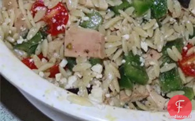 Pollo mediterraneo e insalata di Orzo in tazze di pepe rosso