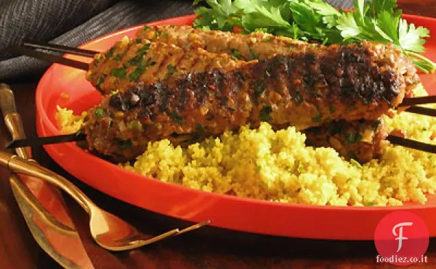 Kabobs di agnello turco con pistacchi e insalata di erbe morbide