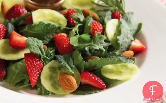 Insalata di fragole al cavolo nero con Vinaigrette Balsamica al Rosmarino