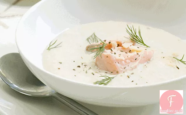 Zuppa cremosa di salsefrica con salmone