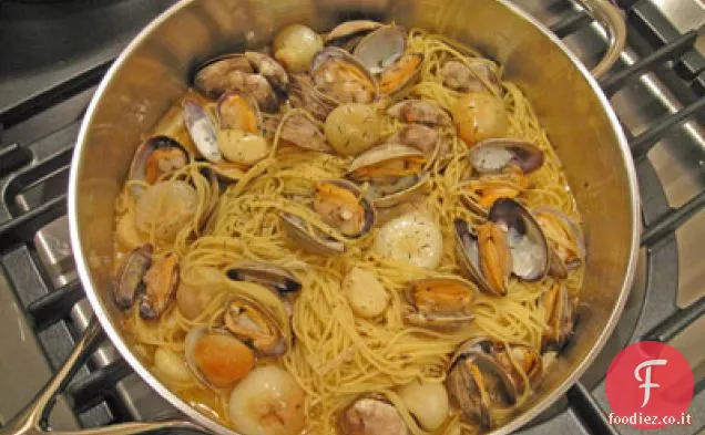Spaghetti con Vongole, Cipollini, Aglio e Colatura di Alici