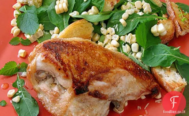 Petti di pollo alla griglia con mais crudo e insalata di pane alla griglia