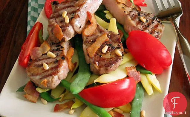 Costolette di agnello alla griglia, fagioli cimelio e pomodori con vinaigrette di pancetta calda