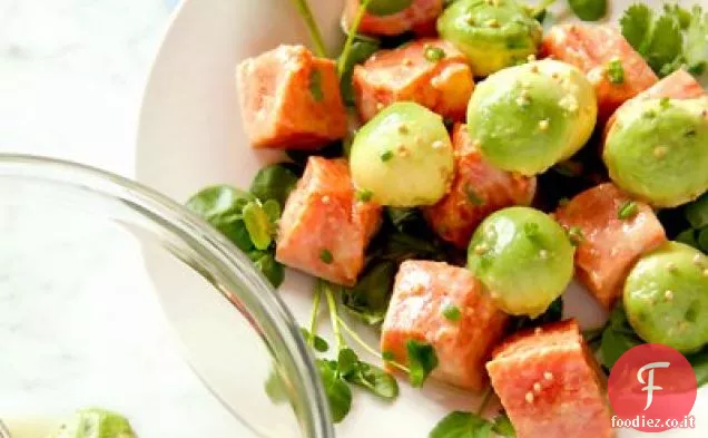 Salmone selvatico dell'Alaska marinato e insalata di avocado con crescione