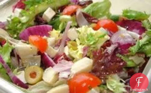 Insalata classica gettata