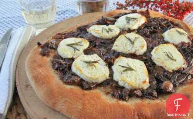 Cipolla balsamica caramellata Pizza al pepe rosa con rosmarino e formaggio di capra