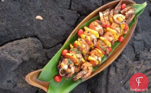 Gamberi marinati, ananas e salsiccia portoghese Kabobs