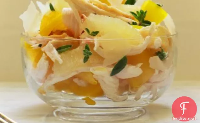 Insalata di pollo arrosto con peperone giallo e fette di limone