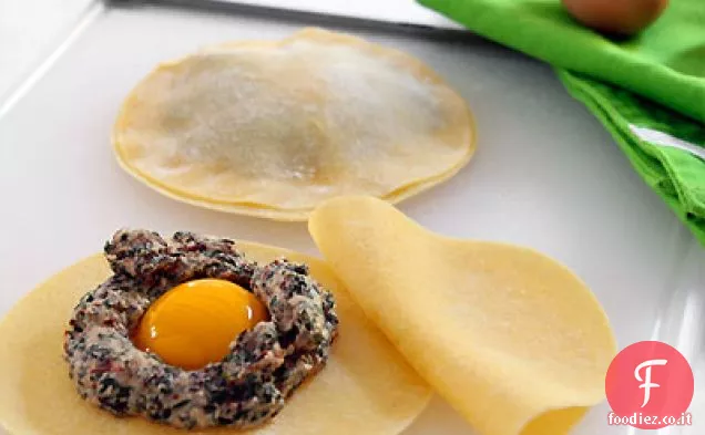 Raviolo con Tuorlo d'Uovo in Salsa di Burro Marrone Salvia al Tartufo
