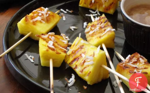 Satay di ananas alla griglia con caramello di cocco speziato