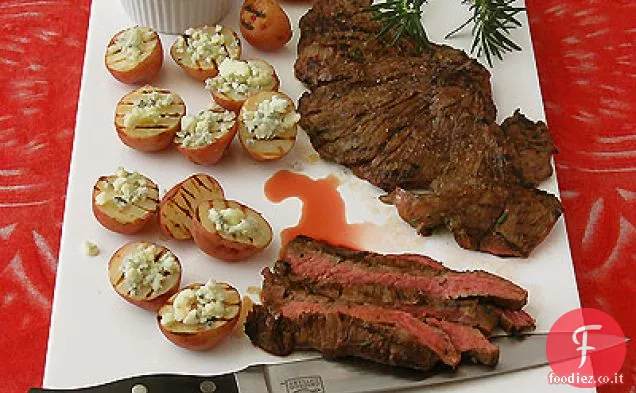 Worcestershire Bistecca alla griglia gonna con patate formaggio blu