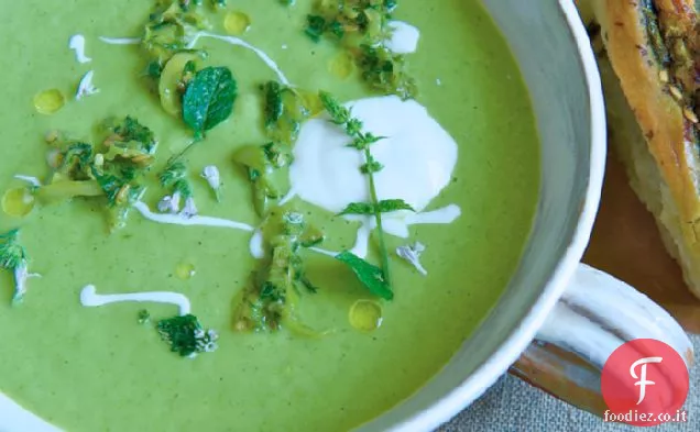 Zuppa di zucchine raffreddata con yogurt al latte di capra