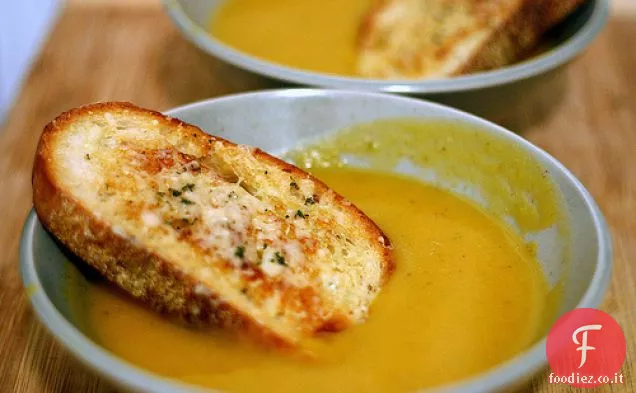 Zuppa di zucca invernale con crostini di Gruyère