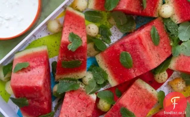 Insalata di cuneo di anguria con salsa di latticello Feta