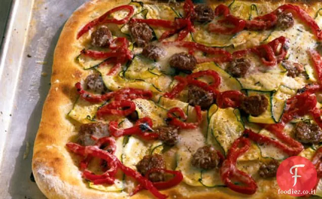 Pizza con salsiccia, zucchine e pepe