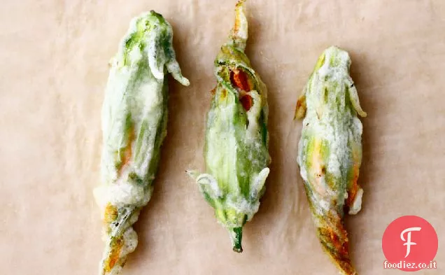 Fiori di zucca ripieni di formaggio di capra, mais e peperoni Poblano