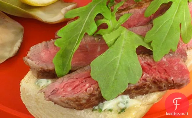 Sandwich di filetto di manzo con maionese alle erbe e rucola