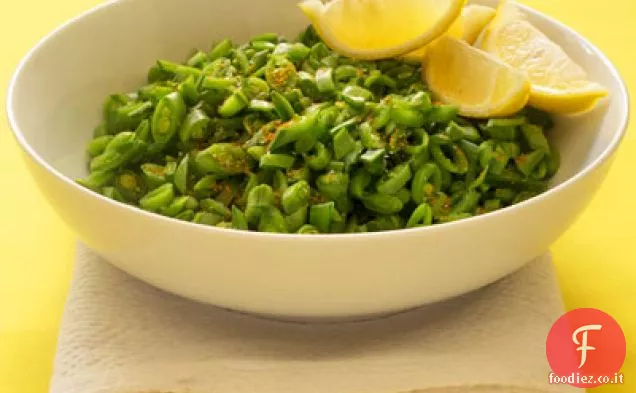 Insalata di piselli con zucchero speziato asiatico con limone