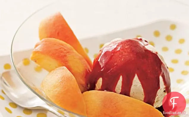 Pesche con salsa di frutti di bosco