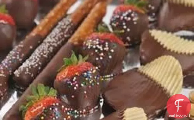 Cioccolato fondente immerso fragole e snack