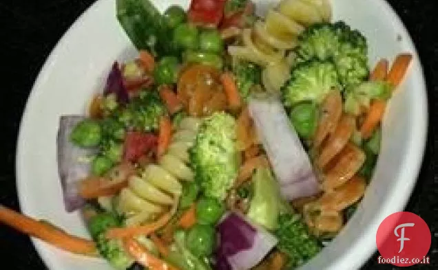 Insalata di pasta colorata della speranza