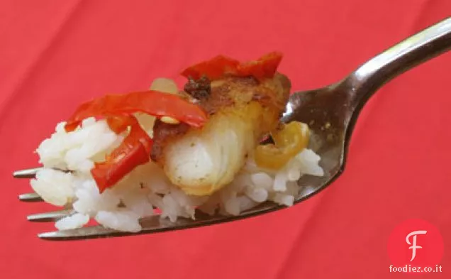 Pesce gatto fritto in padella con riso imburrato e pepe in salamoia