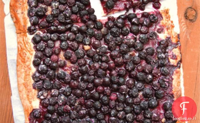 Una crostata piatta rustica che potresti chiamare pizza ai mirtilli