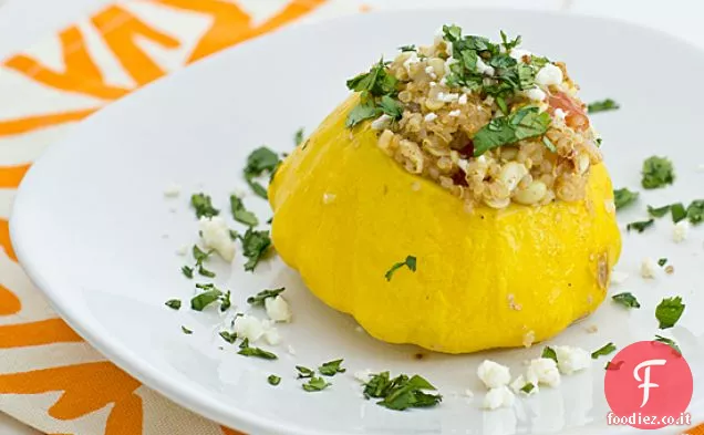 Zucca di Pattypan ripiena con quinoa e mais fresco