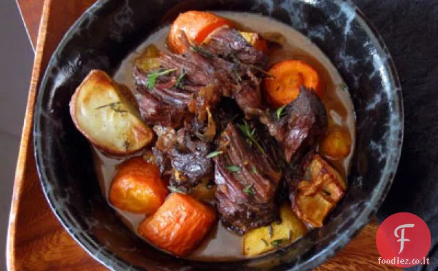 Arrosto di aglio con patate arrosto e verdure a radice