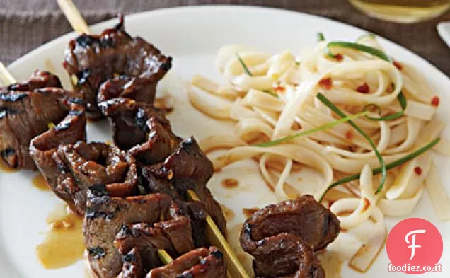 Spiedini di manzo alla coreana con spaghetti di riso