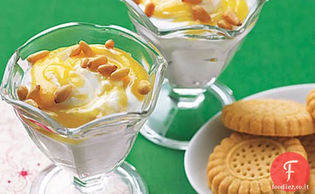 Yogurt greco al limone con biscotti di pasta frolla