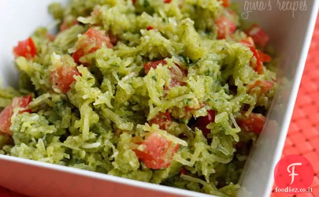 Pesto di zucca di spaghetti con pomodori