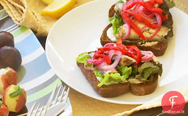 Sandwich di sardine con crema di rafano e cipolla rossa in salamoia