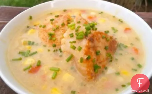 Zuppa di mais dolce magro con capesante di mare scottate speziate