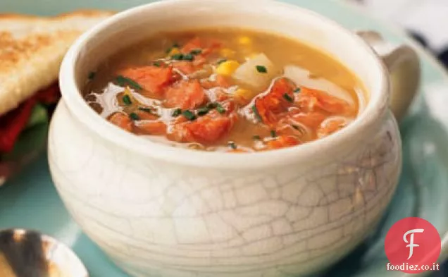 Zuppa di mais dolce con salmone affumicato a caldo