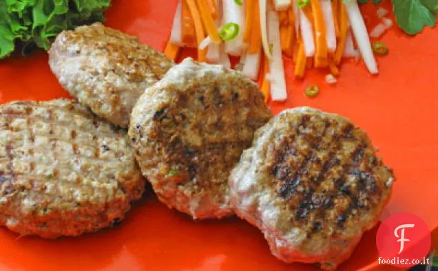 Hamburger di maiale vietnamese avvolti in lattuga