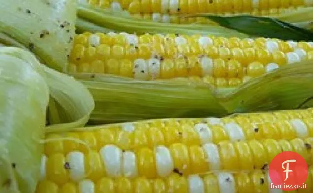 Mais alla griglia sulla pannocchia