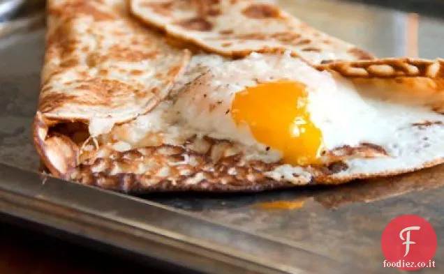 Pancake di grano saraceno pieno di uova