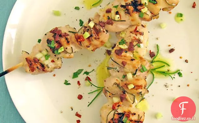 Spiedini di pollo con cetriolo tritato , rucola e olive