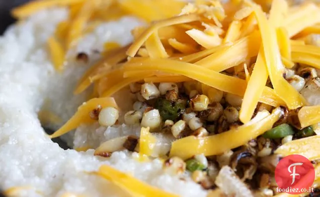 Grane con mais alla griglia, cipolle, peperoni e formaggio cheddar