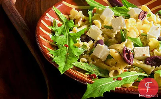 Insalata di pasta con tarassaco e formaggio Feta