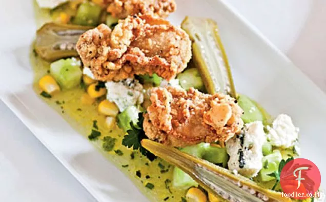 Ostriche fritte con pomodoro verde, mais dolce e vinaigrette di formaggio blu e gombo in salamoia veloce