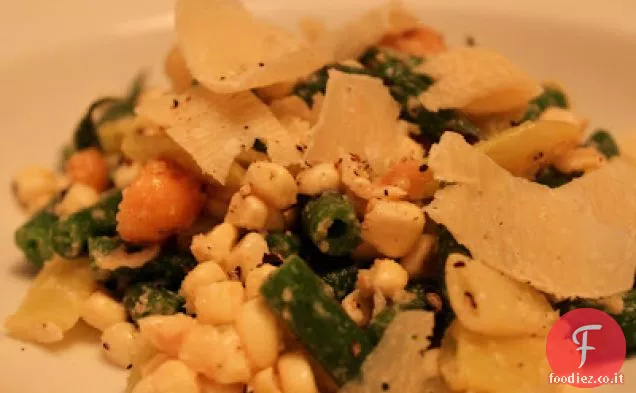 Insalata di fine estate con mais dolce, fagioli romani e Macadamia