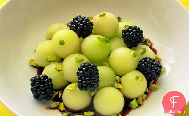 Insalata di melone con Verbena al limone Salsa di more e pistacchi