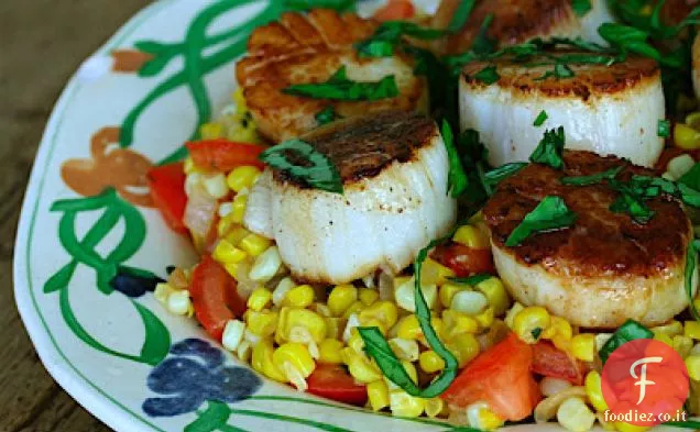 Capesante estate con mais dolce e pomodoro Succotash