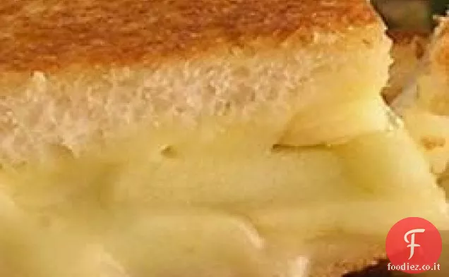 Panino alla mela e formaggio svizzero alla griglia