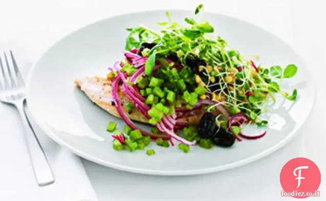 Paillard di pollo con insalata di olive nere e germogli